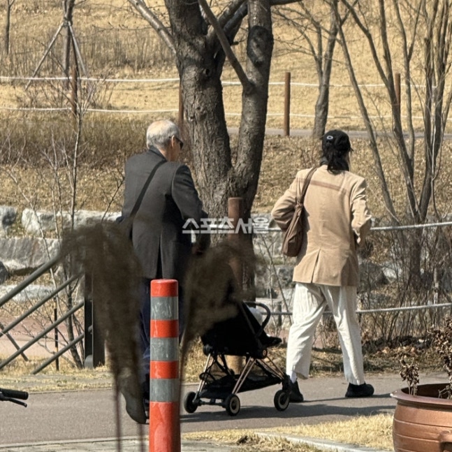 [정보/소식] [단독] "홍상수가 유모차 밀었다”…'불륜' 김민희와 혼외아들 '육아현장' 포착 | 인스티즈