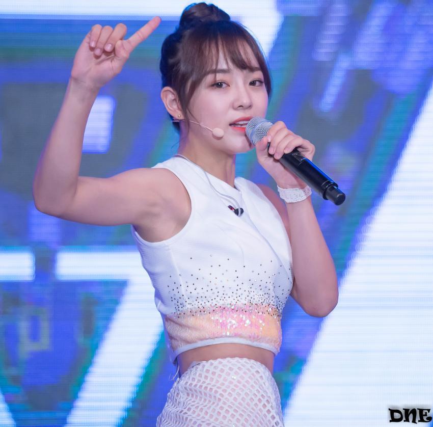 취향 파괴하는 김세정 겨드랑이.gif | 인스티즈