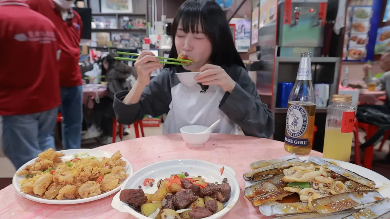 홍콩 실내 포차에 가볍게 먹으러 온 쯔양 | 인스티즈