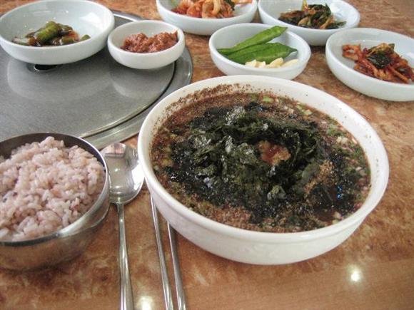 돼지새끼 갈아서 핏물에 밥 비벼먹는 제주도 음식 애저회 (혐오주의) | 인스티즈