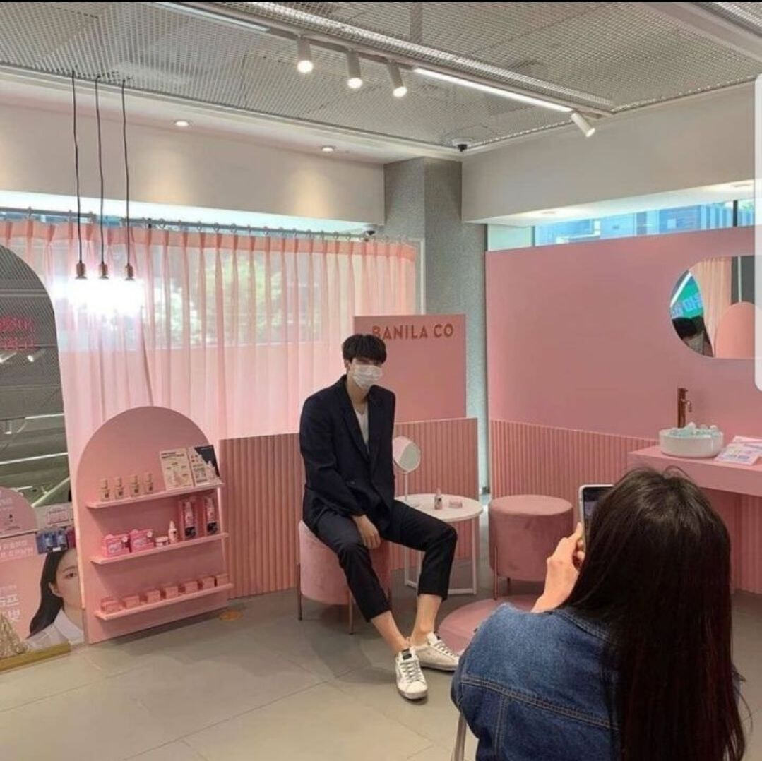 키 큰 줄몰랐다가 놀란사람 많다는 송강 밀라노 길거리 목격짤 | 인스티즈