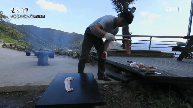 지리산에서 돌판에 구워먹는 삼겹살&김치.gif | 인스티즈