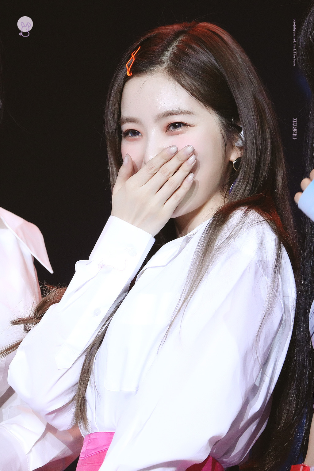 앞머리에 핀 꽂은 아이린.jpg | 인스티즈