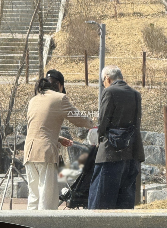 [정보/소식] [단독] "홍상수가 유모차 밀었다”…'불륜' 김민희와 혼외아들 '육아현장' 포착 | 인스티즈