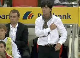 [더러움주의] 코딱지 파먹고 본인 암내와 곧휴,응꼬냄새 맡는 축구 감독.gif | 인스티즈
