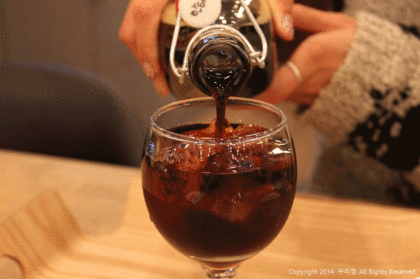 매일 마시는 음료! 시원한 아이스커피 움짤 gif | 인스티즈