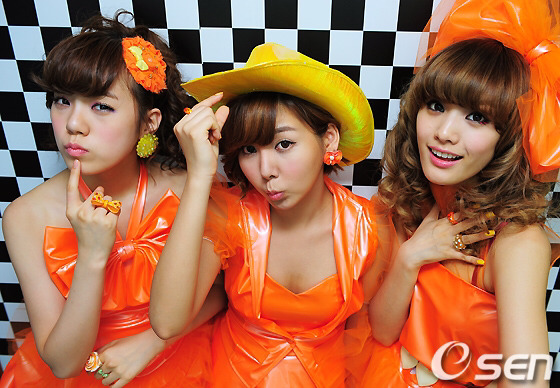 先 後중독의 선두주자! B급 컬쳐 아이돌의 시초! 말도 많고 탈도 많았던 ＜오렌지캬라멜＞의 의상 모음 | 인스티즈