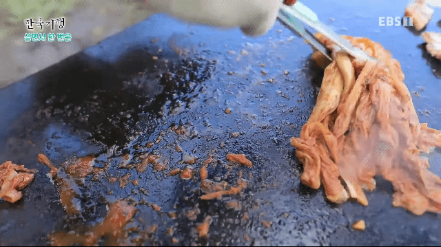 지리산에서 돌판에 구워먹는 삼겹살&김치.gif | 인스티즈
