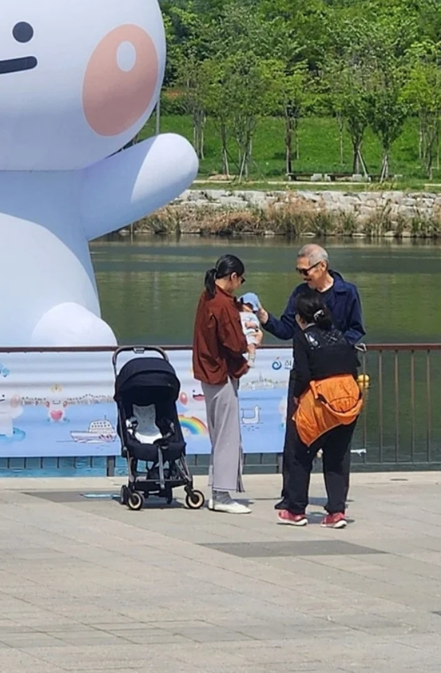 "시선도 안 피했다”…홍상수·김민희, 혼외자와 '공개 가족' 행보 | 인스티즈