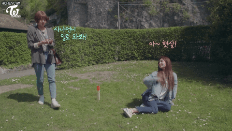 사나의 애교에 안넘어가는 채영 ㅋㅋㅋ.gif | 인스티즈