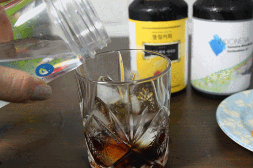 매일 마시는 음료! 시원한 아이스커피 움짤 gif | 인스티즈