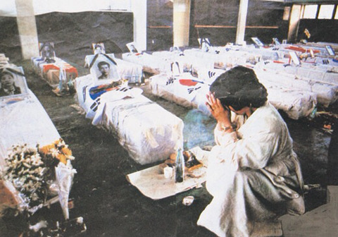 왜 태극기로 관을 감싸는 걸까. 마치 나라가 그들을 죽인 게 아니라는 듯이 | 인스티즈