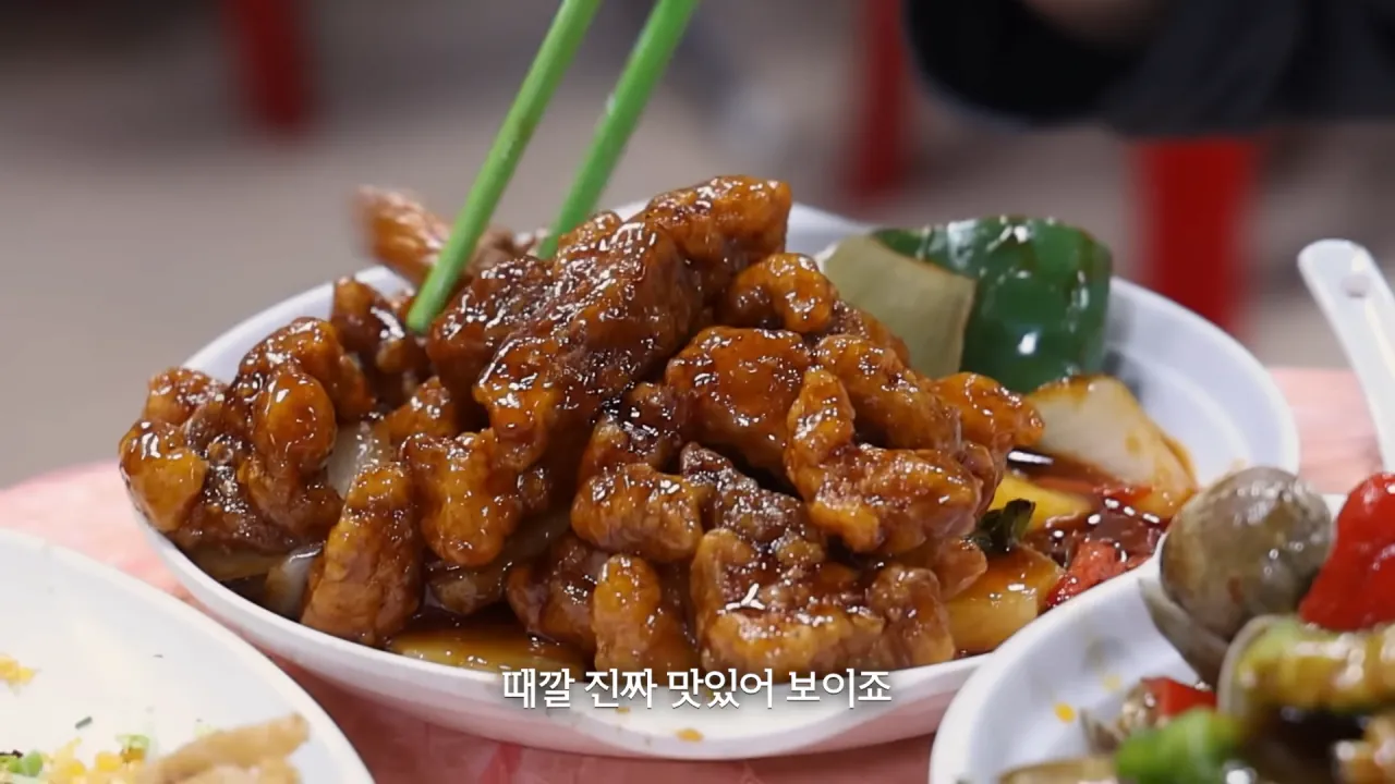 홍콩 실내 포차에 가볍게 먹으러 온 쯔양 | 인스티즈