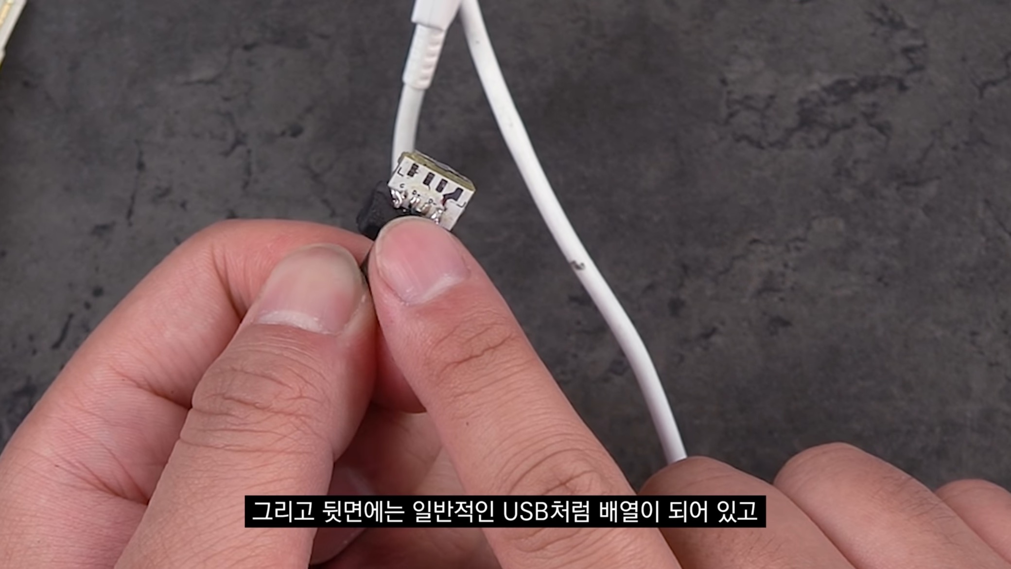 공공장소에서 "공용충전기" 쓰는사람들이 알면 좋을 내용..jpg | 인스티즈