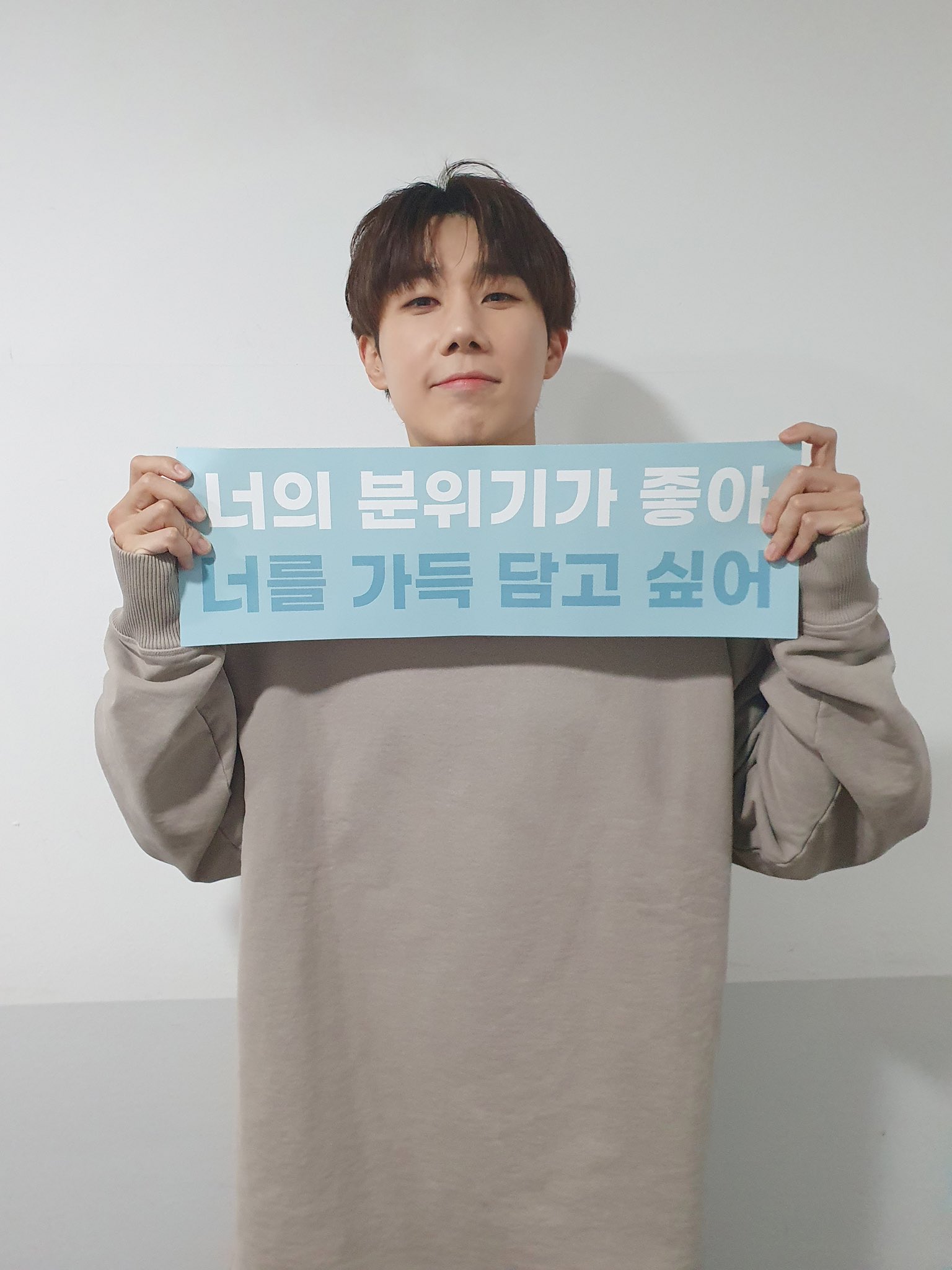 콘서트에서 팬들에게 역으로 슬로건 이벤트 해준 아이돌 | 인스티즈