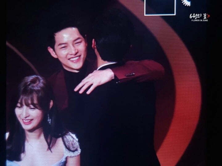 송중기한테 휴지 배달 가는 박보검.gif | 인스티즈