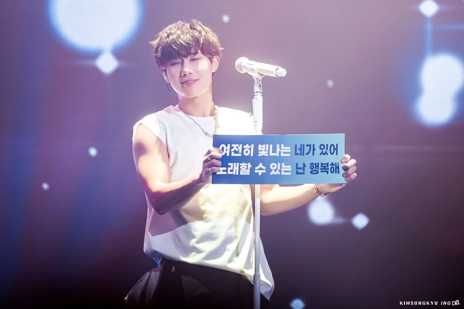 콘서트에서 팬들에게 역으로 슬로건 이벤트 해준 아이돌 | 인스티즈