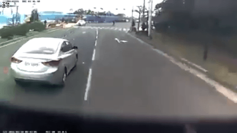 블랙박스영상중 가장 어이없는 인사사고... | 인스티즈