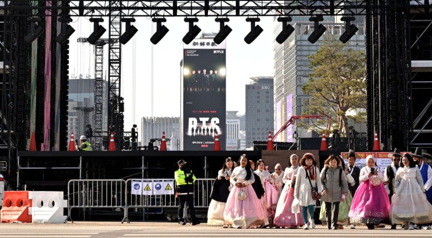 "보조배터리 500개 주문했어요”…지구촌 손님대비 분주한 광화문 | 인스티즈
