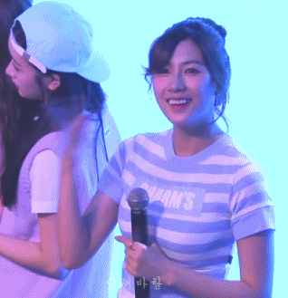 춤추다 오하영 가슴 치는 보미.gif | 인스티즈