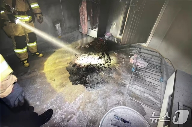 윗집 문 부수고 들어가 불지른 60대 체포…"층간소음 때문에" | 인스티즈