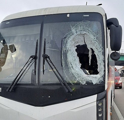 트럭 바퀴 날아든 '날벼락 사고'에 버스 운전대 잡은 승객 영웅 | 인스티즈