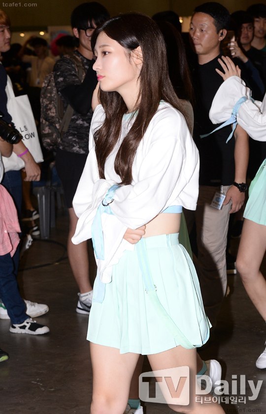 배꼽 노출이 부담스러운 정채연 | 인스티즈