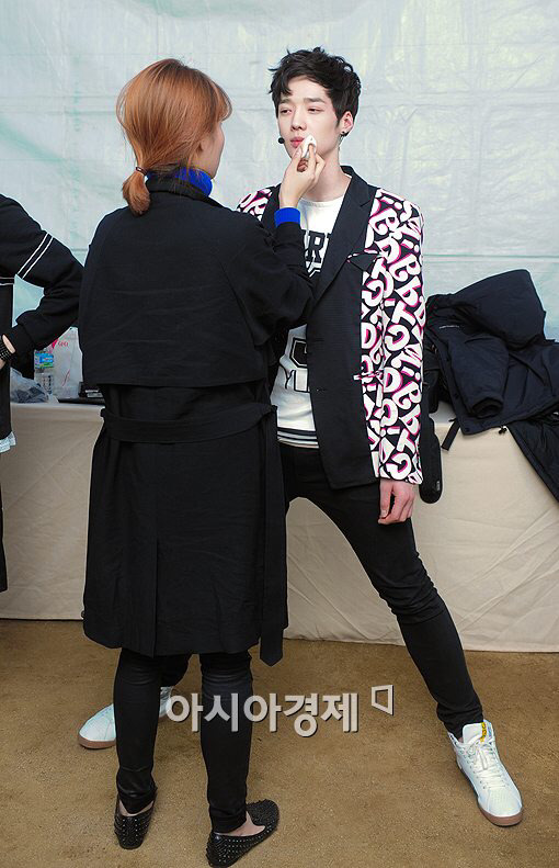 남자 연예인 매너다리 모음.jpg | 인스티즈