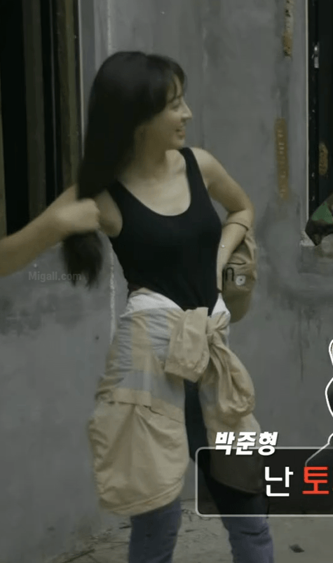 많이 더워하는 정혜성 민소매.GIF | 인스티즈