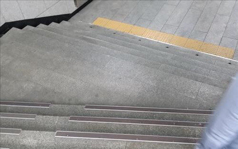 계단에서 발꼬이고 넘어질까봐 무서운 사람들 있나요? | 인스티즈