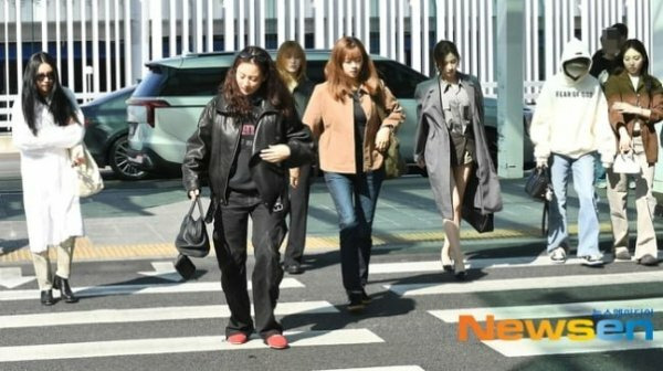 데뷔초 폼으로 돌아온 트와이스 정연 (공항 출국 샷) | 인스티즈