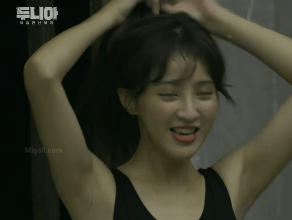 많이 더워하는 정혜성 민소매.GIF | 인스티즈