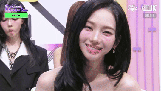 카메라에 잡히고있는지 몰랐던 윈터.gif | 인스티즈