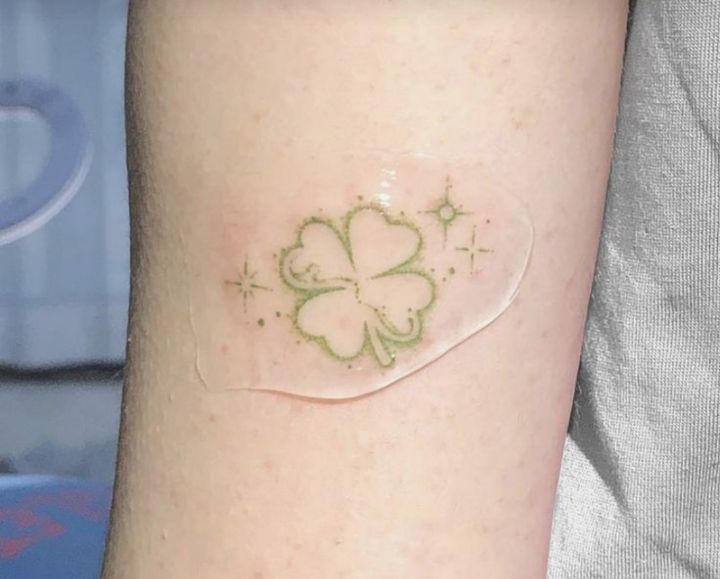 바늘로 한땀 한땀 찔러넣는 핸드포크 타투 | 인스티즈