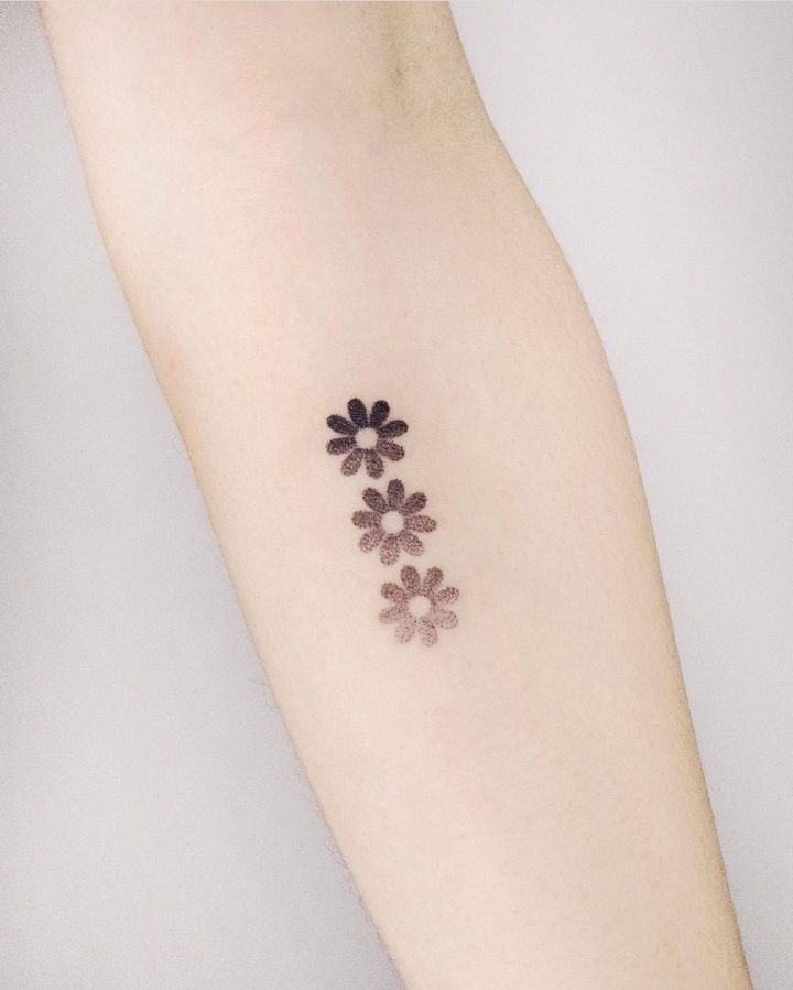 바늘로 한땀 한땀 찔러넣는 핸드포크 타투 | 인스티즈