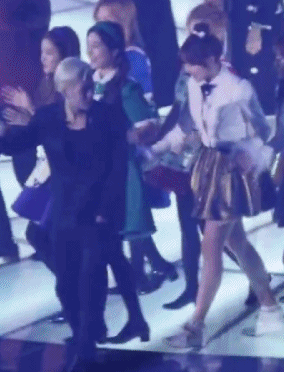 은근슬쩍 만지는 여자친구 예린.gif | 인스티즈