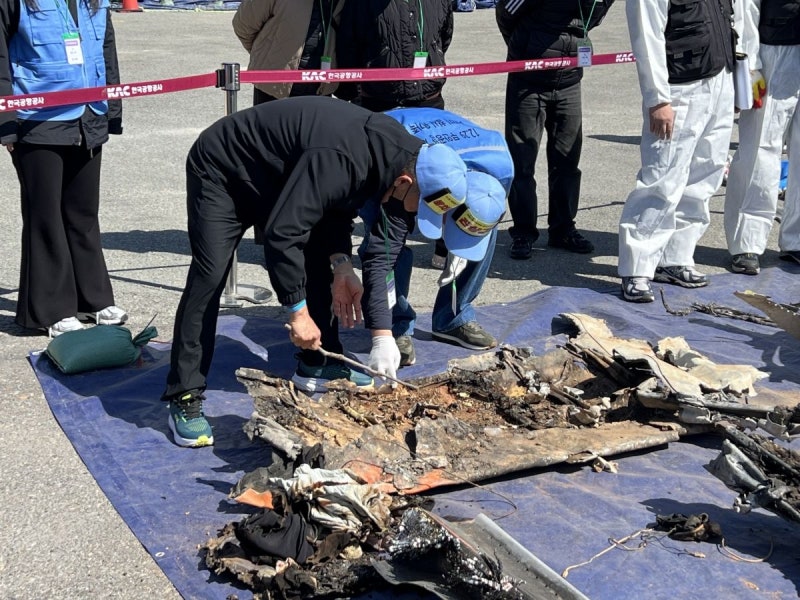 무안공항서 또 발견된 유해…유족 "책임자 처벌하라” | 인스티즈