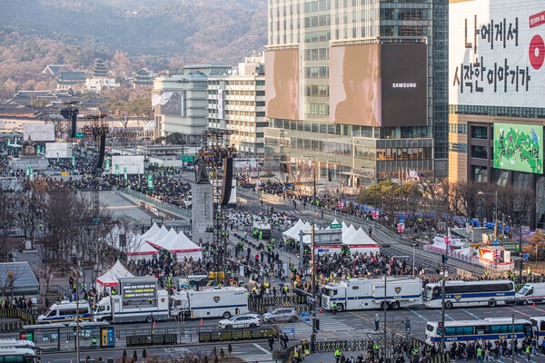 [현장] "재고 괜히 쌓아뒀다"…과도한 통제에 광화문 곳곳 충돌, 상권도 울상 | 인스티즈