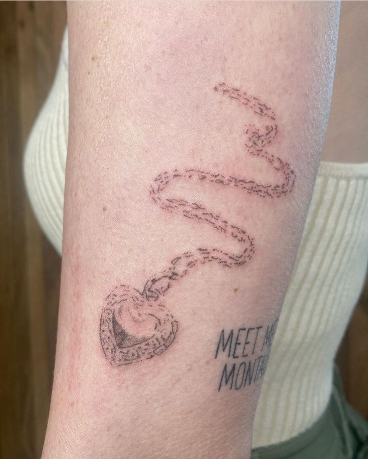 바늘로 한땀 한땀 찔러넣는 핸드포크 타투 | 인스티즈