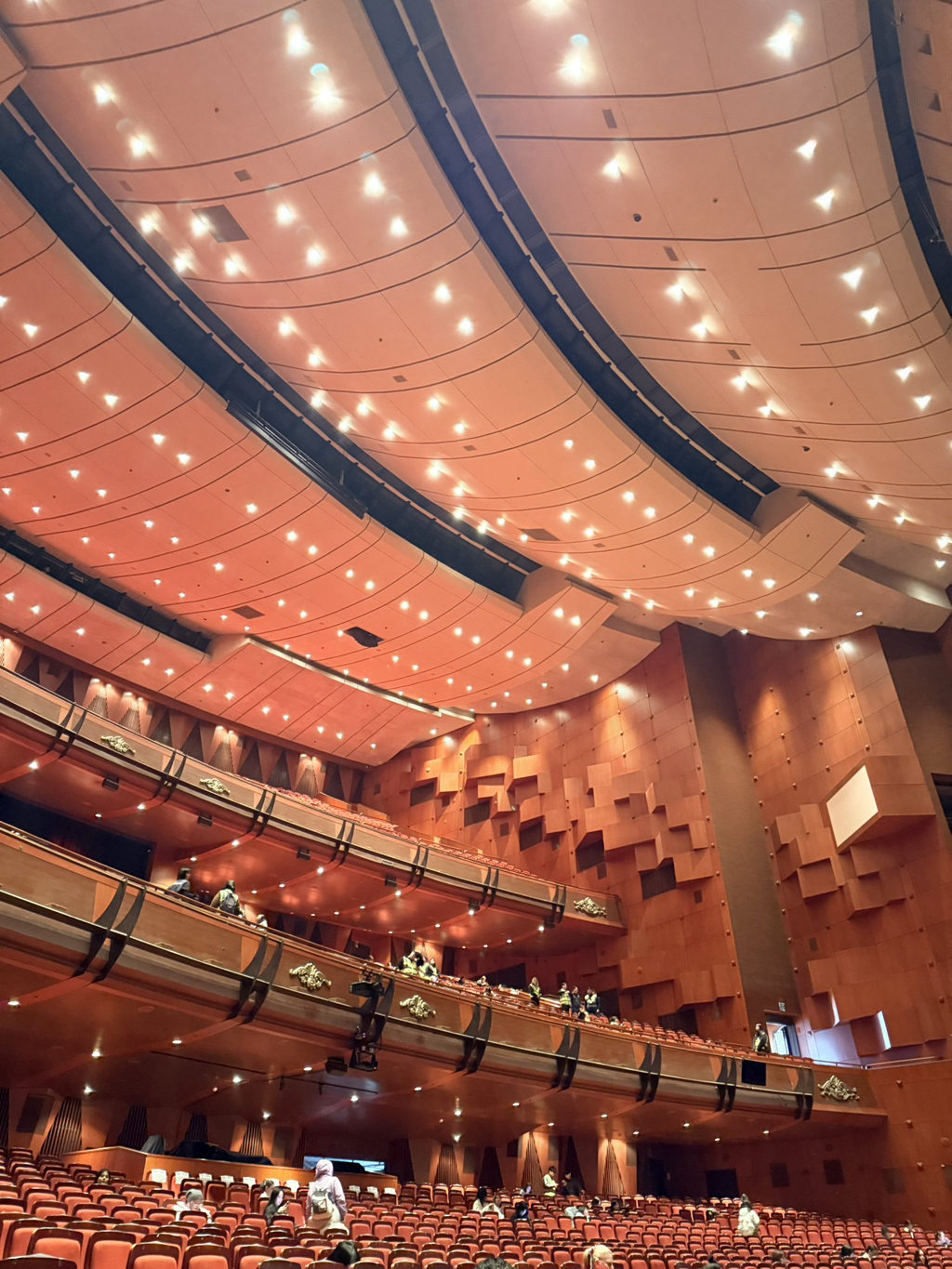 세종문화회관을 팬들 대기석으로 쓰는 하이브 | 인스티즈