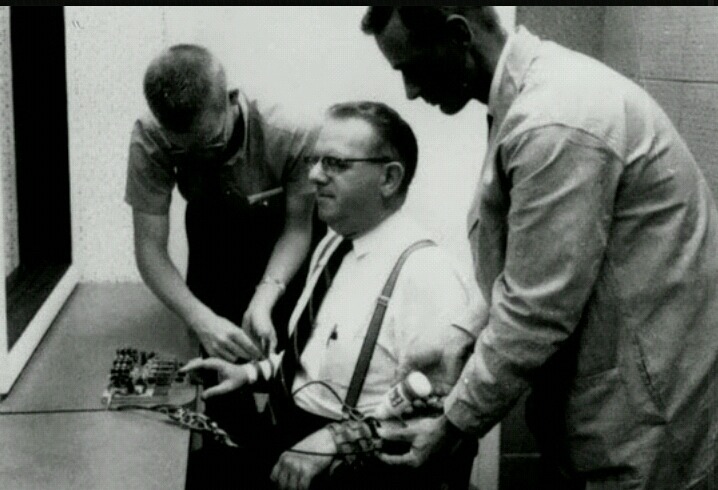 심리학의 10대 비윤리적 실험 3. 당신은 버튼을 누를 것인가 - 권위에 의한 인간 복종실험 | 인스티즈