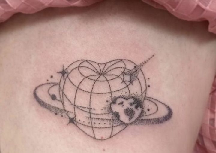 바늘로 한땀 한땀 찔러넣는 핸드포크 타투 | 인스티즈