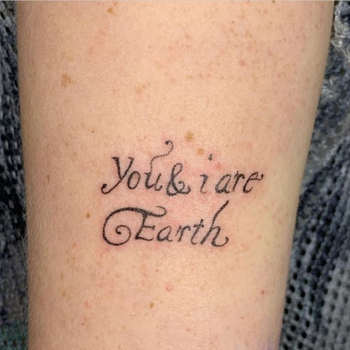 바늘로 한땀 한땀 찔러넣는 핸드포크 타투 | 인스티즈