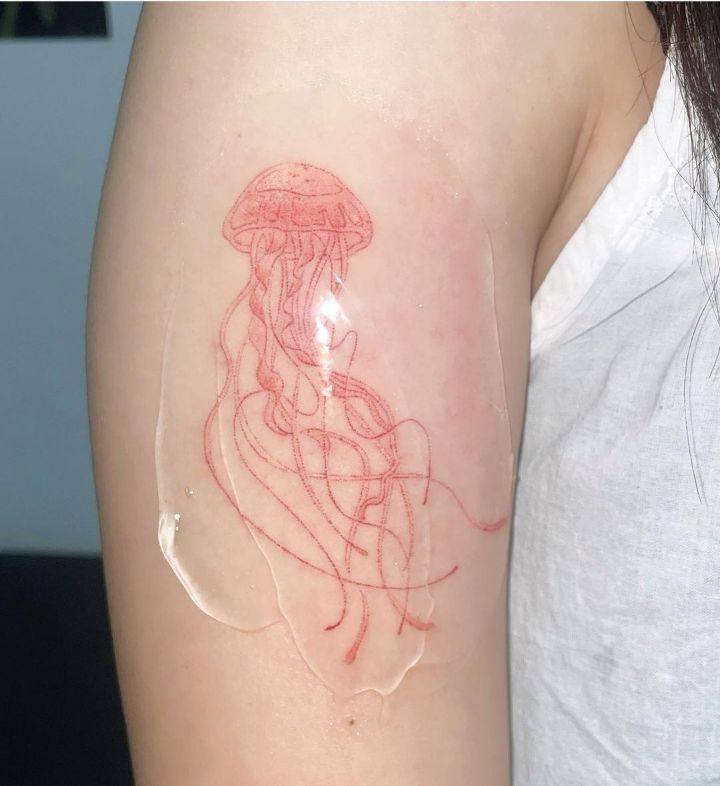 바늘로 한땀 한땀 찔러넣는 핸드포크 타투 | 인스티즈