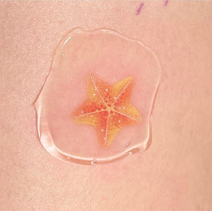 바늘로 한땀 한땀 찔러넣는 핸드포크 타투 | 인스티즈