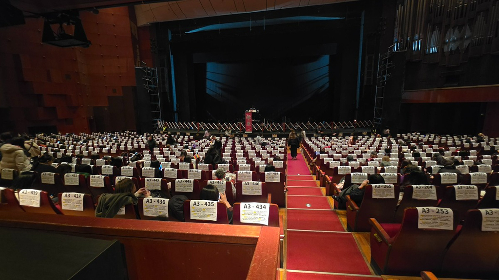 세종문화회관을 팬들 대기석으로 쓰는 하이브 | 인스티즈