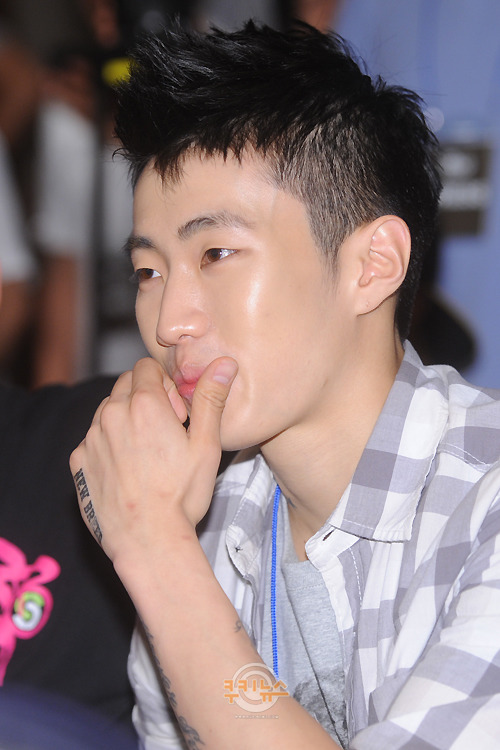 연예인 피부 가까이서 보기 | 인스티즈