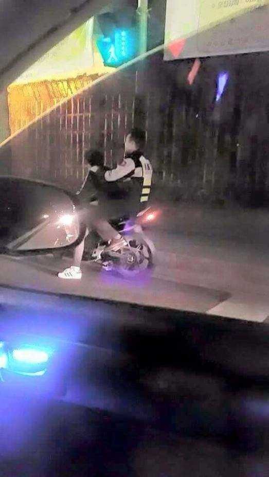 고딩 오토바이 압류해야되는데 운전할줄 몰라서 같이 타고 감 | 인스티즈