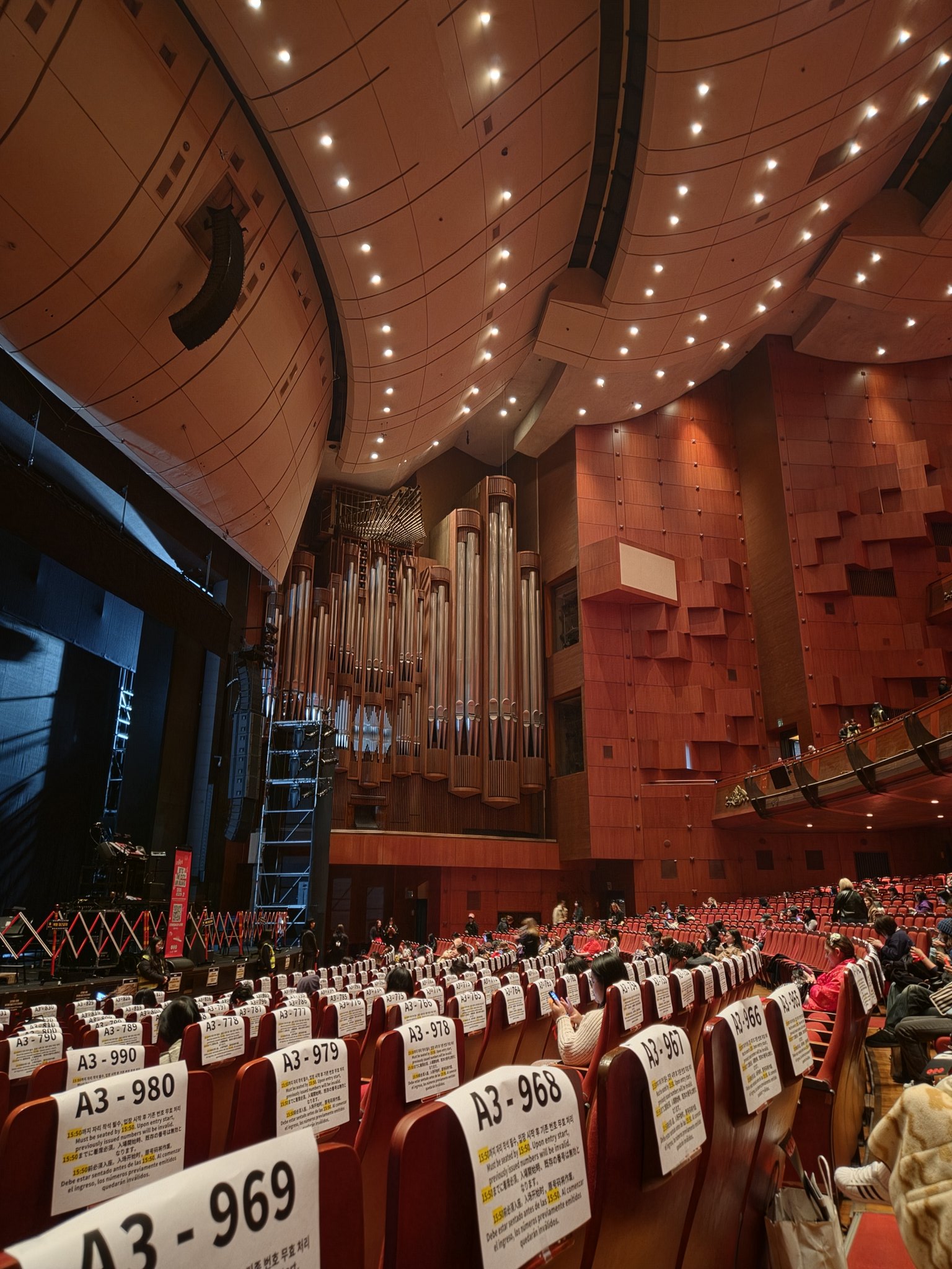 세종문화회관을 팬들 대기석으로 쓰는 하이브 | 인스티즈
