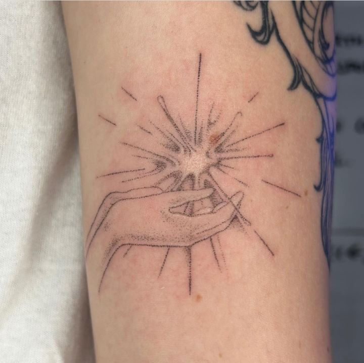 바늘로 한땀 한땀 찔러넣는 핸드포크 타투 | 인스티즈